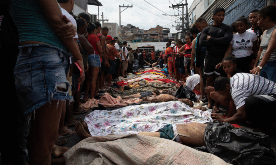 Moradores da comunidade transportam dezenas de corpos para a Praça São Lucas, um dia após a região ter sido palco da operação policial mais letal já registrada no estado