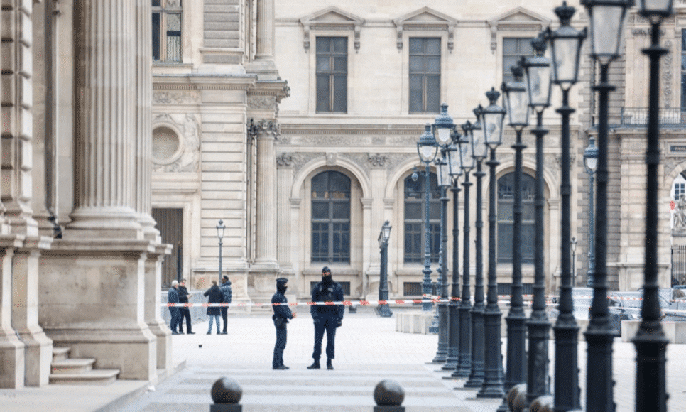 Policiais fecham a Place du Carrousel, ao lado do Museu do Louvre, após assalto ocorrido na manhã deste domingo (19)