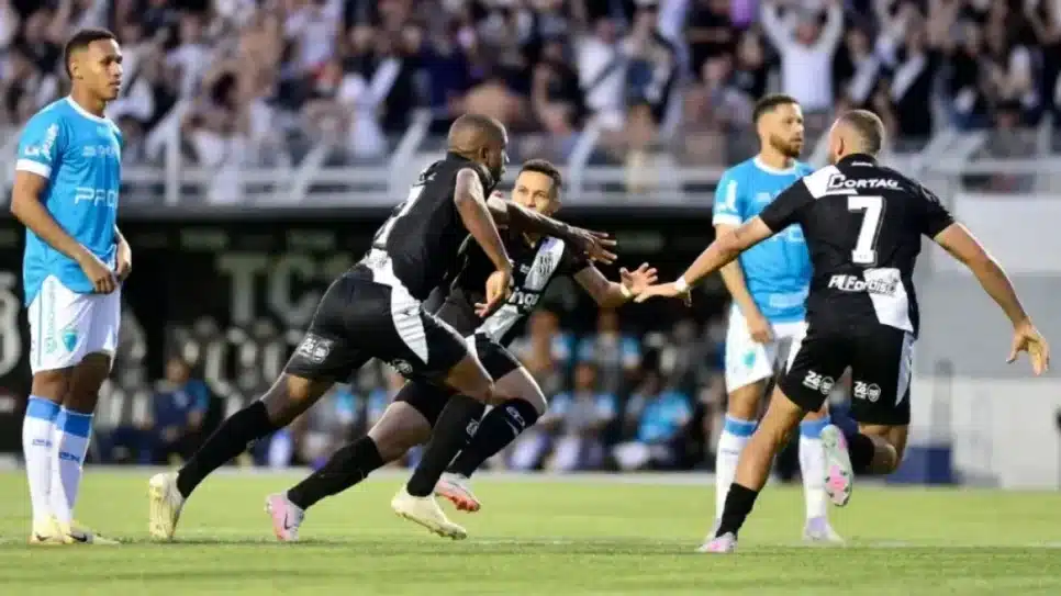 Jonas Toró marca para a Ponte Preta sobre o Londrina, pela Série C