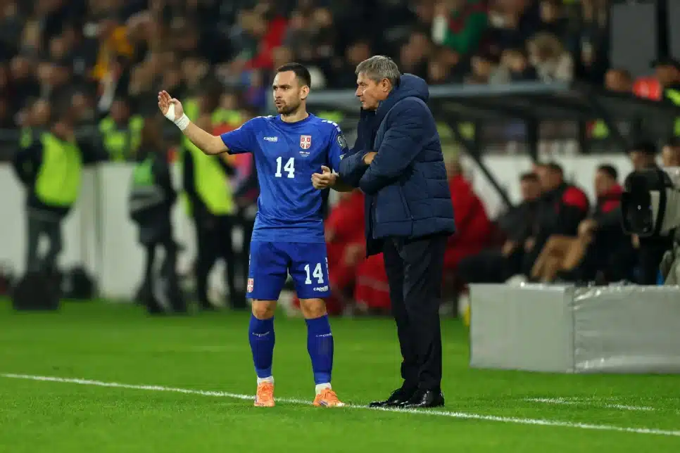 Técnico Dragan Stojkovic, da Sérvia, conversa com Andrija Zivkovic em jogo contra Albânia