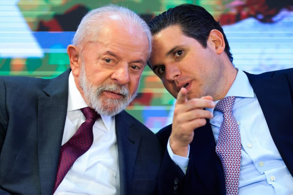 O presidente Luiz Inácio Lula da Silva e o presidente da Câmara dos Deputados, Hugo Motta (Republicanos-PB), durante a cerimônia de sanção de cinco novas leis voltadas à agricultura familiar