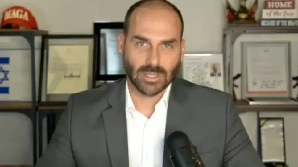 Na imagem, o deputado Eduardo Bolsonaro durante entrevista por videoconferência ao Poder360