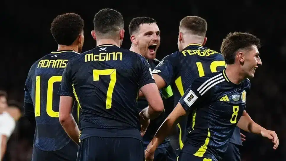 Escócia venceu a Grécia e ficou perto da Copa