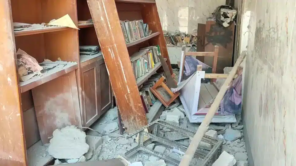 Estantes de escola que desabou na Indonésia