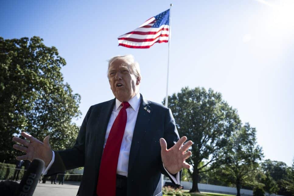 O presidente dos Estados Unidos, Donald Trump, fala com membros da imprensa no South Lawn da Casa Branca antes de embarcar no Marine One, em Washington