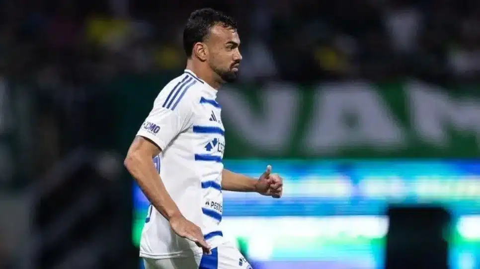 Fabrício Bruno, zagueiro do Cruzeiro, em campo contra o Palmeiras