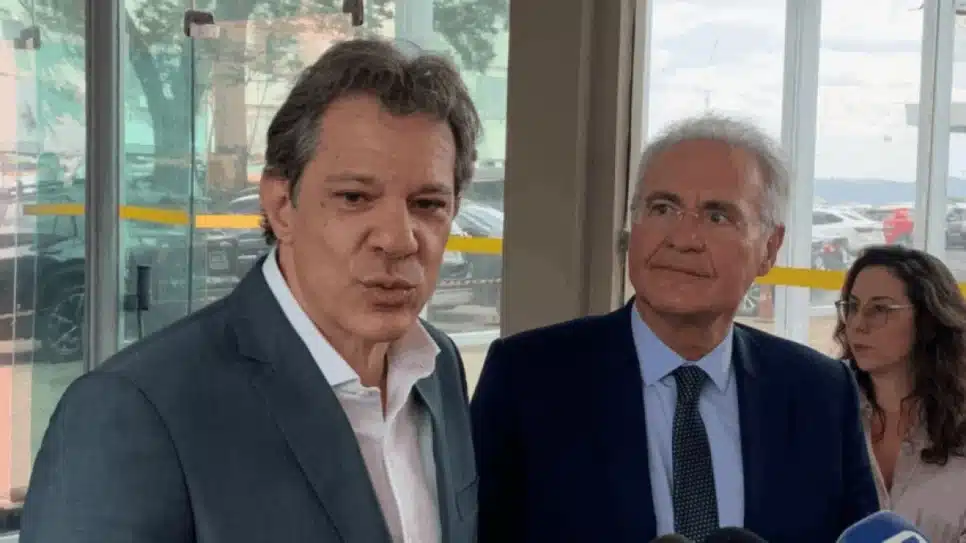O ministro da Fazenda, Fernando Haddad, e o relator do projeto do IR, senador Renan Calheiros (MDB-AL), em entrevista a jornalistas
