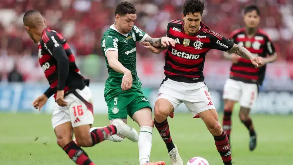 Pedro, do Flamengo, disputa bola com Aníbal Moreno, do Palmeiras