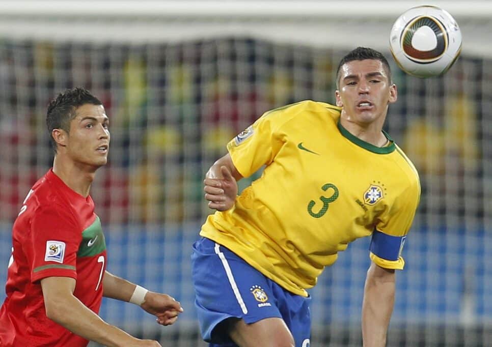 O atacante Cristiano Ronaldo (e), de Portugal, disputa lance com o zagueiro Lúcio, do Brasil, durante partida do Grupo G da Copa do Mundo 2010, realizada no Estádio Moses Mabhida em Durban, África do Sul