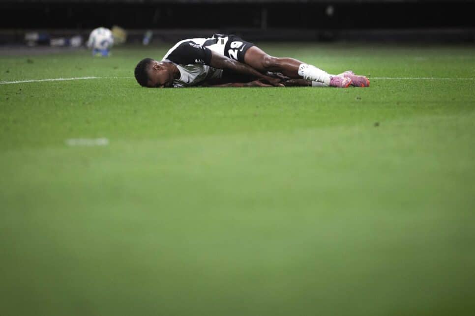 Vitinho sente dores durante a partida entre Corinthians x Mirassol