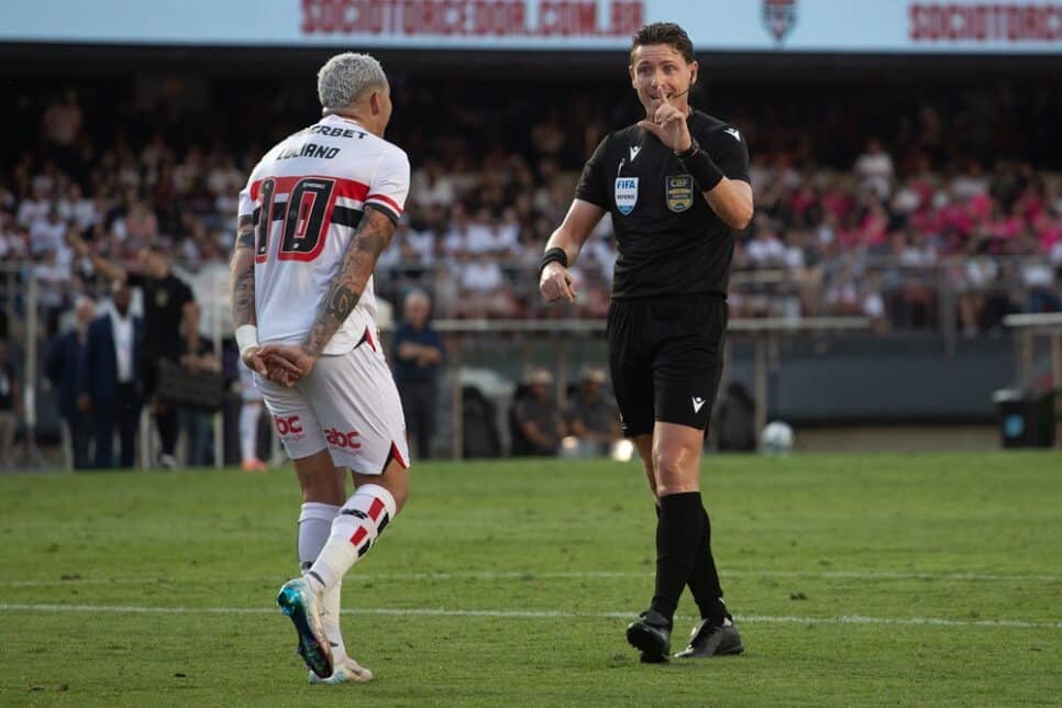 Luciano discute com o árbitro Ramon Abatti Abel durante partida entre São Paulo e Palmeiras
