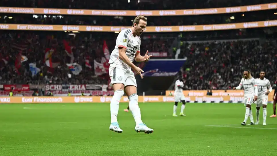 Harry Kane, do Bayern de Munique, comemorando seu gol sobre o Eintracht Frankfurt
