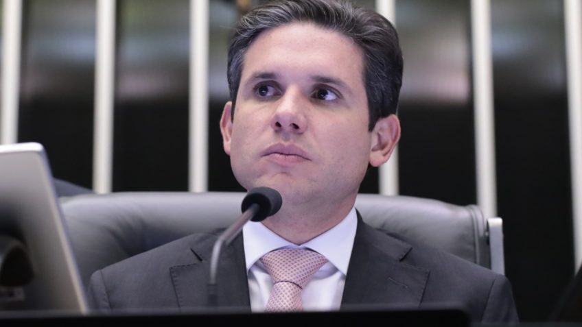 Na imagem, o presidente da Câmara, Hugo Motta, durante a sessão de 24 de setembro de 2025