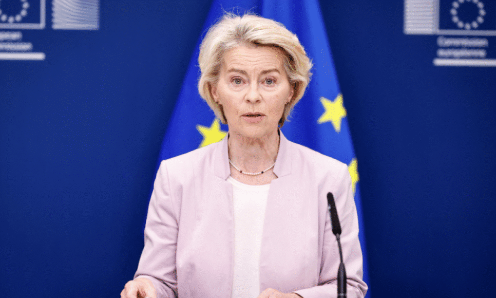 A presidente da Comissão Europeia, Ursula Von der Leyen, fala durante uma coletiva de imprensa conjunta com o presidente da Ucrânia em Bruxelas, em 17 de agosto de 2025. (Foto de Simon Wohlfahrt / AFP)