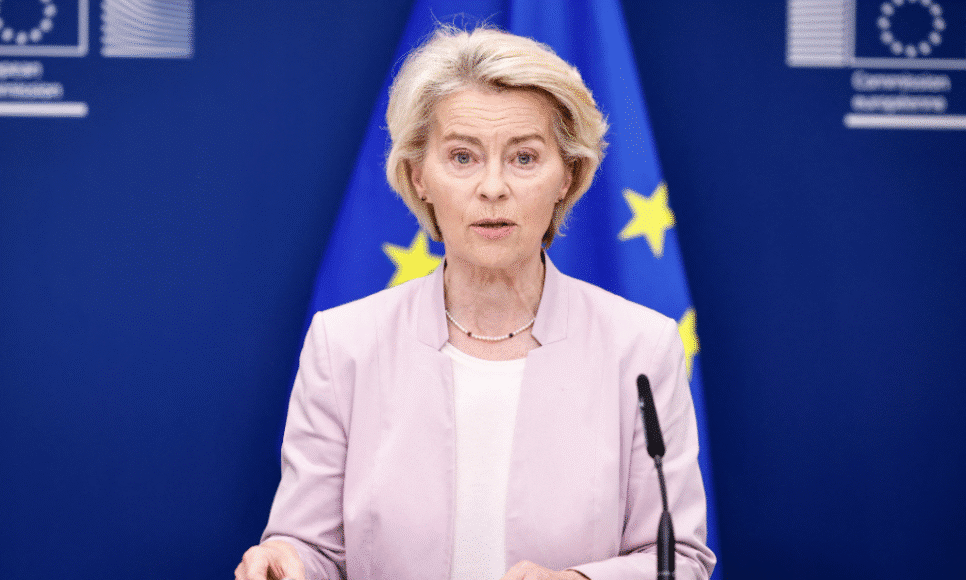 A presidente da Comissão Europeia, Ursula Von der Leyen, fala durante uma coletiva de imprensa conjunta com o presidente da Ucrânia em Bruxelas, em 17 de agosto de 2025. (Foto de Simon Wohlfahrt / AFP)