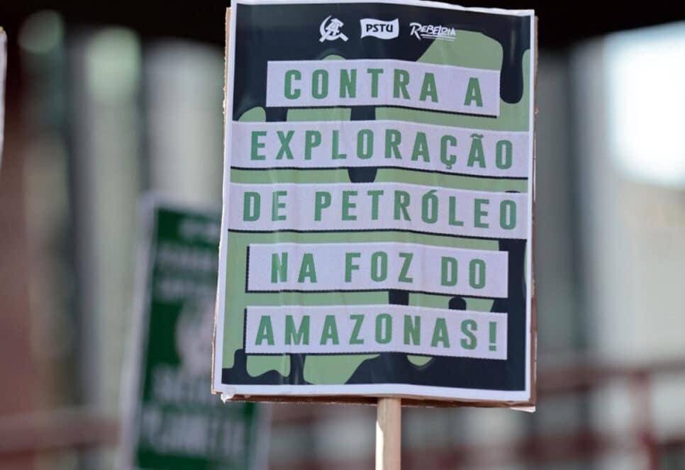 Ato do Greenpeace no MASP contra o PL 2159.