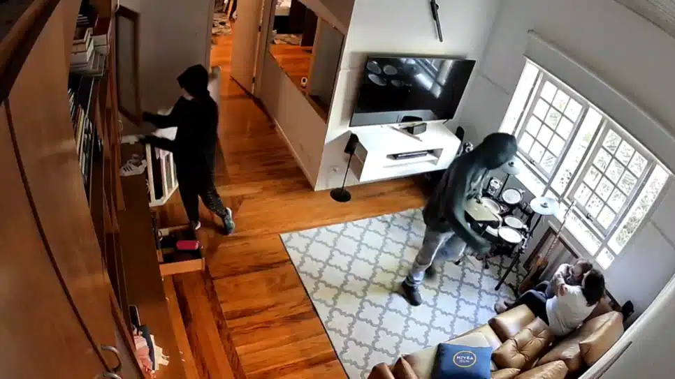 A criança, no colo da babá, presencia toda a cena do roubo