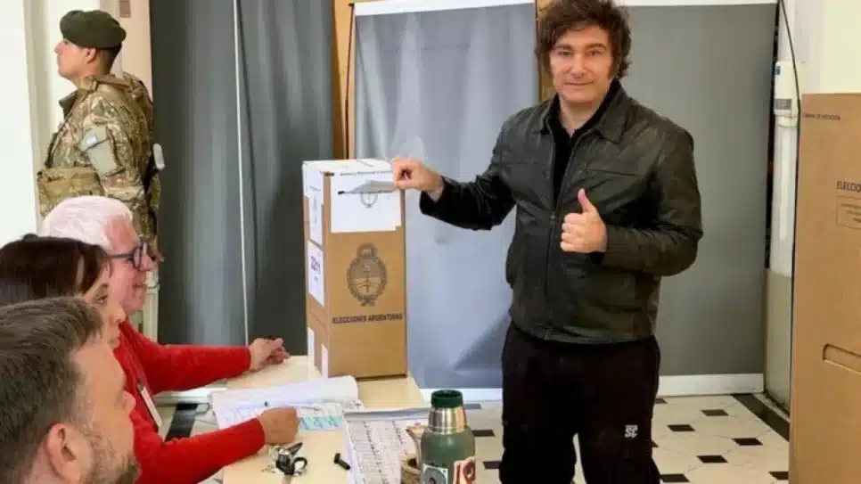 O presidente da Argentina, Javier Milei, vota em escola de Buenos Aires durante eleições legislativas