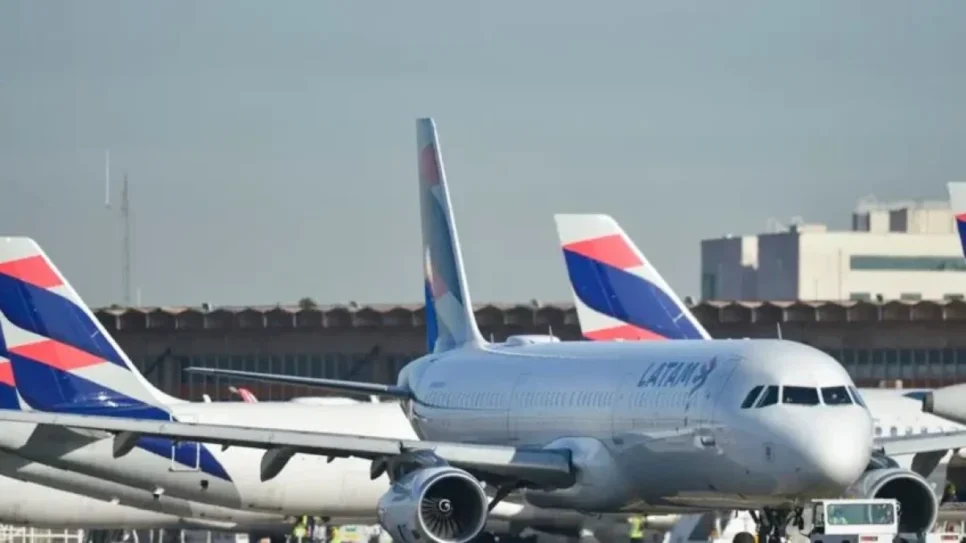 Na imagem, avião da Latam no Aeroporto de Brasília