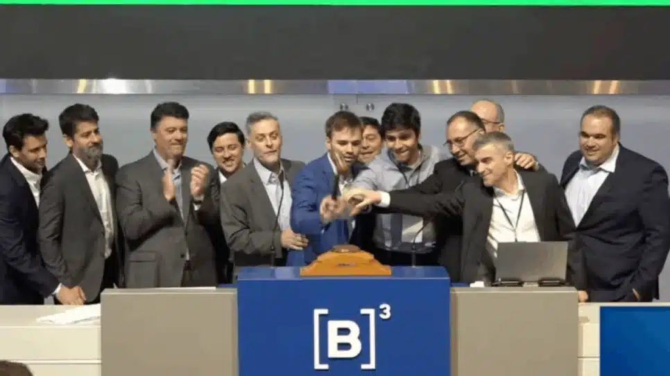 Na imagem, os representantes do Consórcio RDG Sinop batem martelo ao encerramento da cerimônia do Leilão do Lote 6 de rodovias do Mato Grosso (MT)