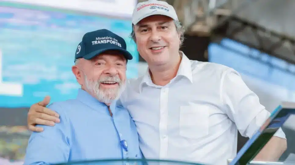 O presidente da República, Luiz Inácio Lula da Silva (PT), e o ministro da Educação, Camilo Santana, durante visita à Ferrovia Transnordestina