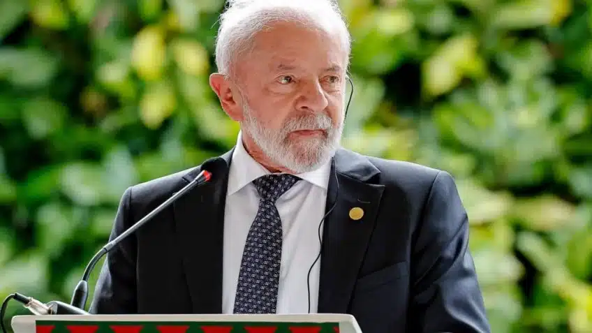 Lula com um fone no ouvido