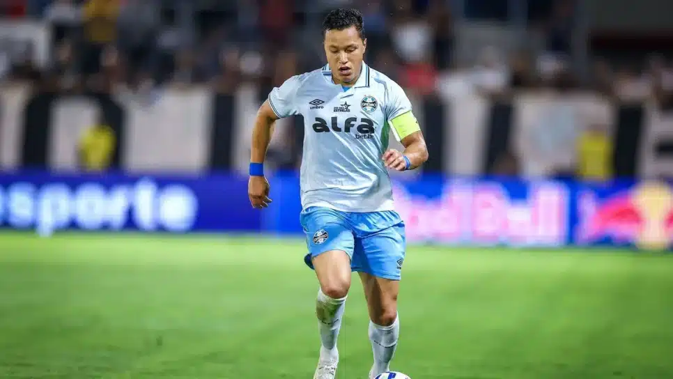 Marlon, capitão do Grêmio, em campo contra o Red Bull Bragantino, pelo Brasileirão