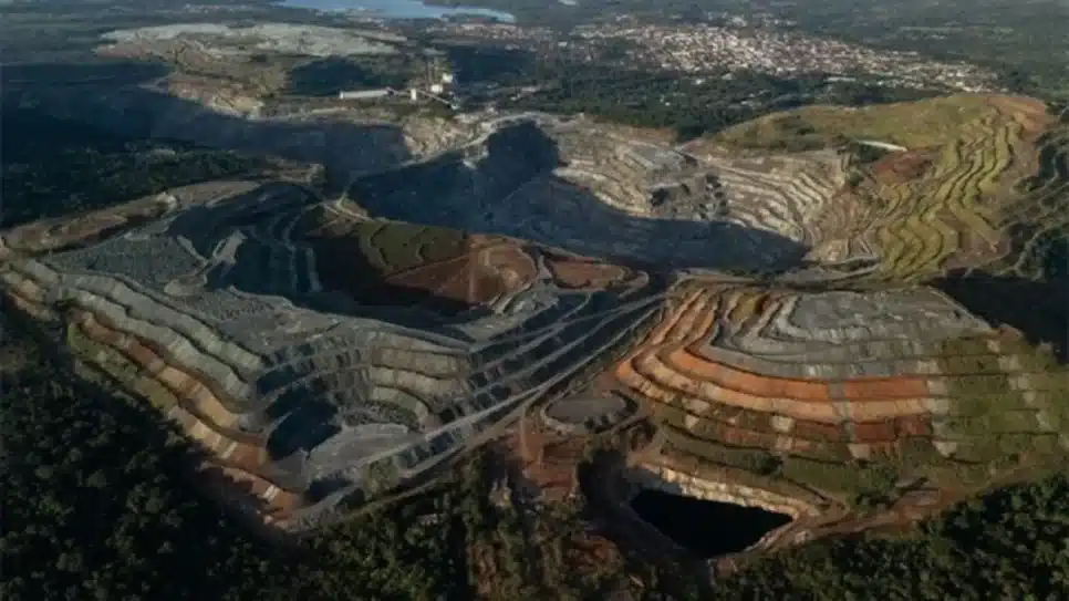 Na imagem, extração de elementos essenciais à fabricação de ímãs permanentes, usados em veículos elétricos, em Minaçu (GO)