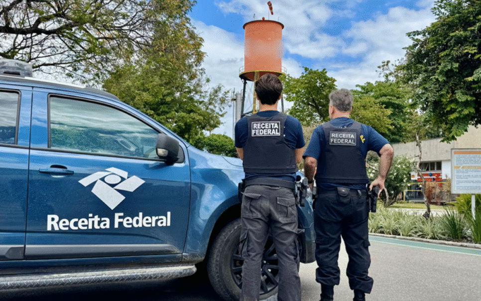 Agentes na Receita Federal fazem operação na Refinaria de Manguinhos, no Rio