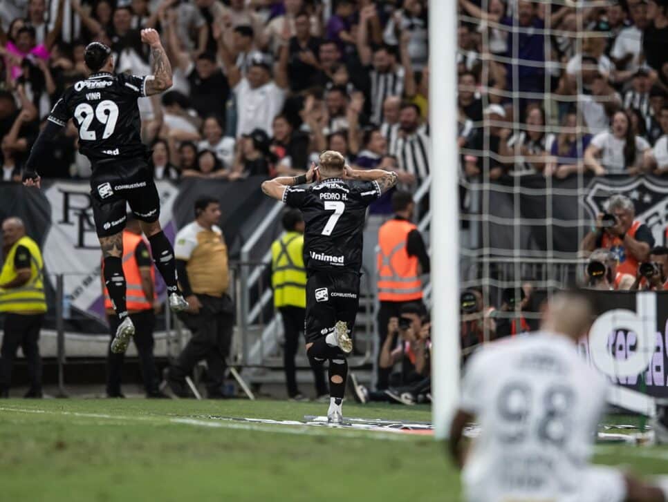 Pedro Henrique (camisa 7) comemora gol do Ceará na vitória sobre o Santos, no Castelão