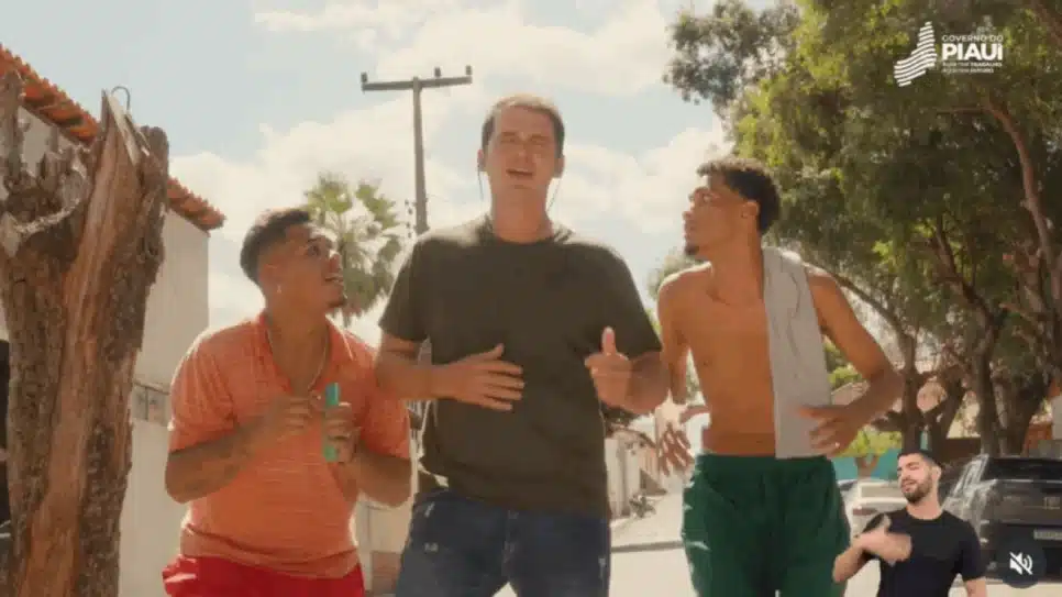 A campanha institucional mostra uma cena em que um jovem branco tem seu celular furtado por 2 rapazes negros enquanto escuta música ao caminhar na rua