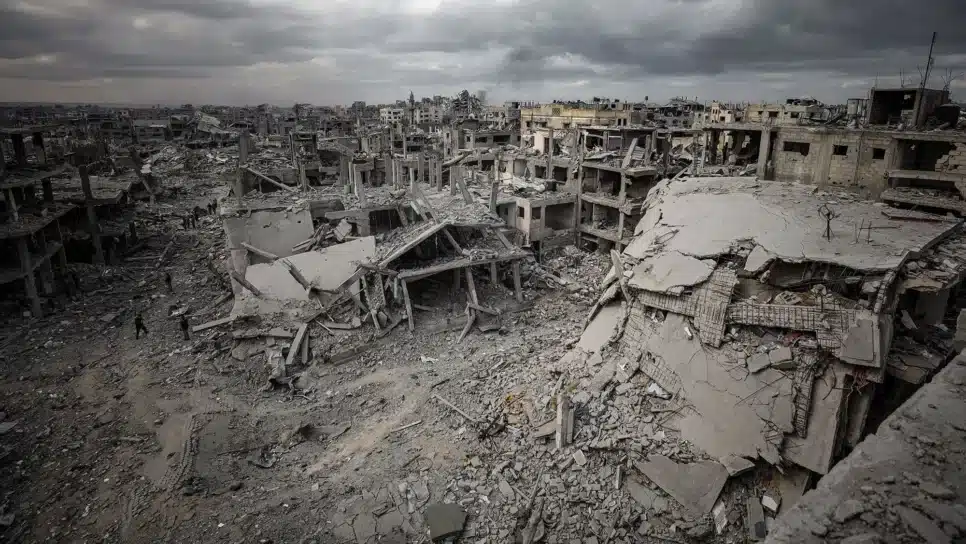 Uma vista aérea dos prédios fortemente danificados e desabados nos ataques israelenses, depois que o Exército israelense se retirou de Gaza após o acordo de cessar-fogo em 12 de outubro no bairro de Sabra, no sul da Cidade de Gaza, Gaza.