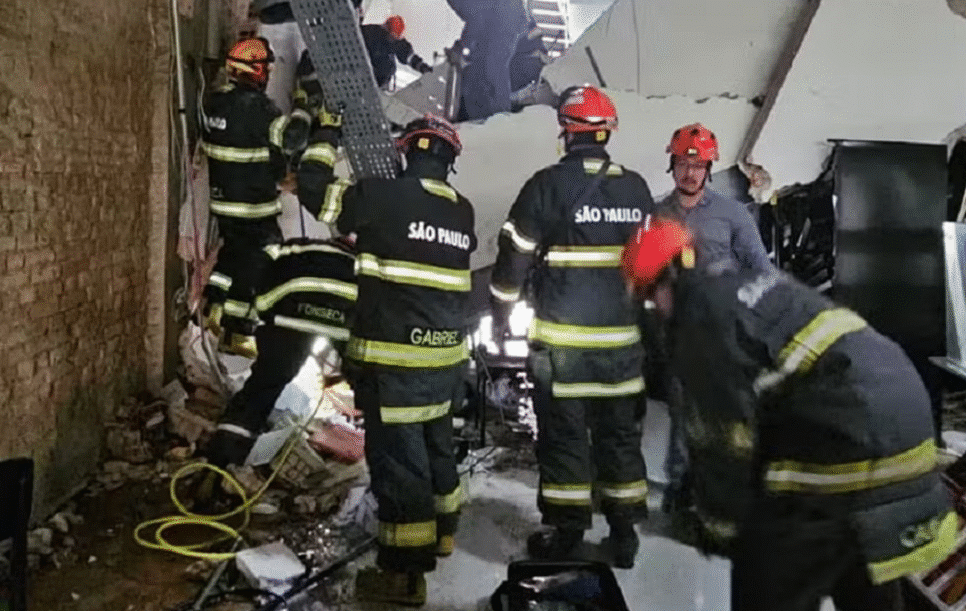 Teto desaba em restaurante do Fogaça