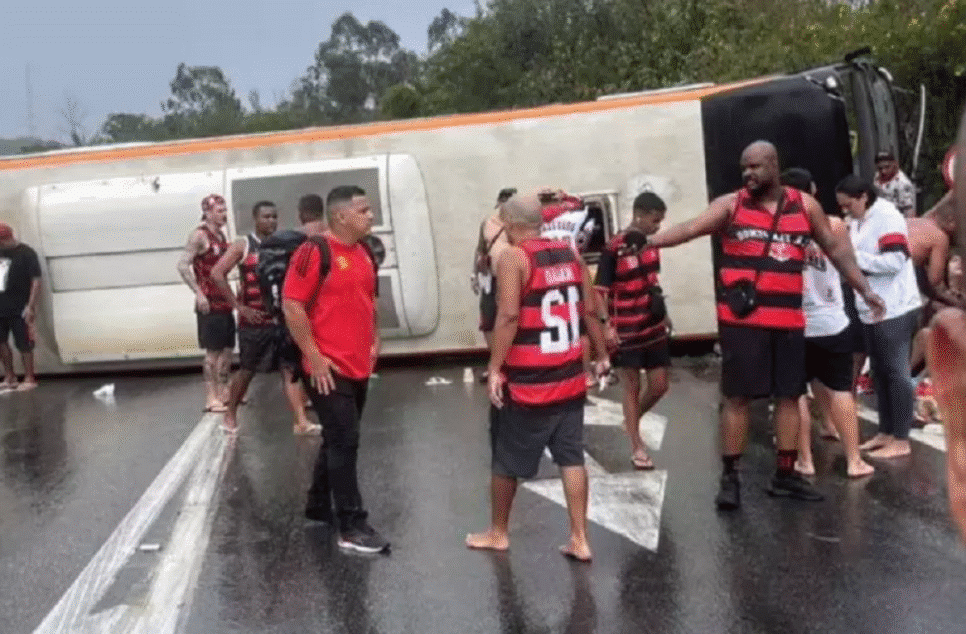 Ônibus com torcedores do Flamengo tomba na Dutra e deixa feridos