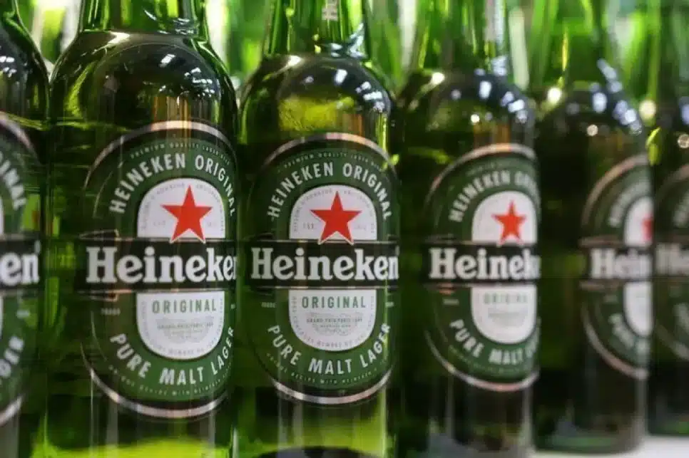 Garrafas de cerveja Heineken expostas numa prateleira de um supermercado