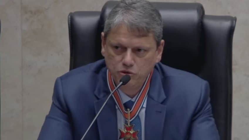 Tarcísio de Freitas recebe Colar do Mérito Eleitoral Paulista