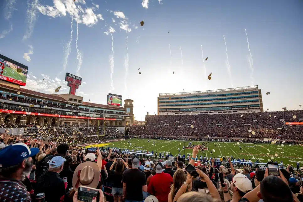 Torcedores do Texas Tech arremessam tortilhas durante o jogo contra Kansas, pela liga universitária de futebol americano