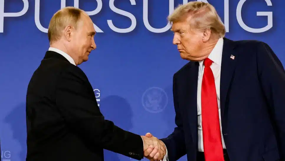 Presidentes da Rússia, Vladimir Putin, e dos Estados Unidos, Donald Trump, cumprimentam-se durante encontro no Alasca