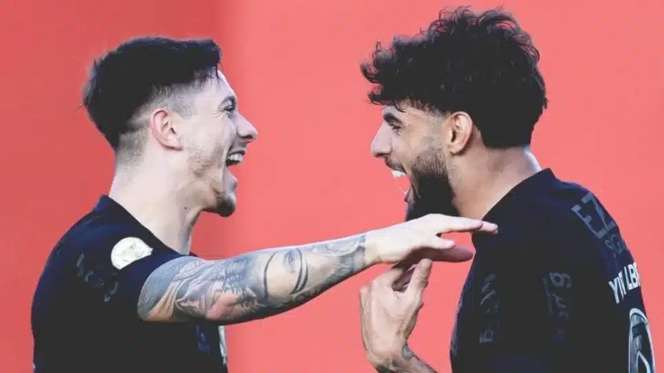 Rodrigo Garro e Yuri Alberto comemoram gol sobre o Vitória pelo Brasileiro