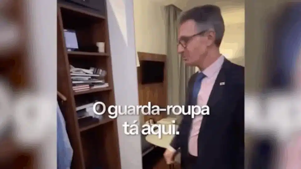 Zema mostra quarto de hotel no qual está hospedado em Paris