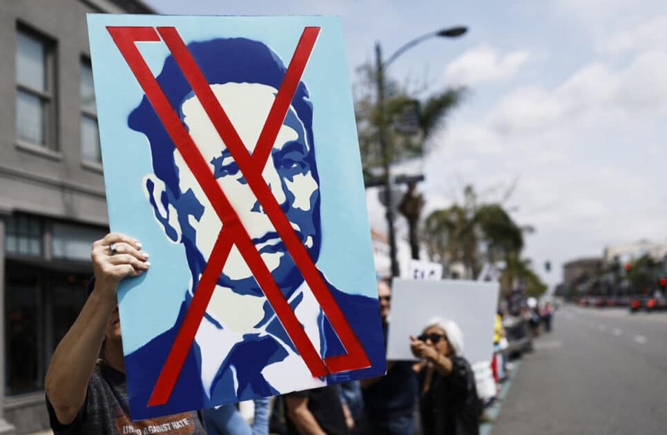 Manifestantes protestam contra as iniciativas do Departamento de Eficiência Governamental (DOGE) do CEO da Tesla, Elon Musk