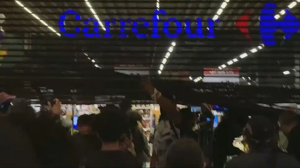 Manifestantes invadem um supermercado Carrefour em São Paulo (20.nov.2020)