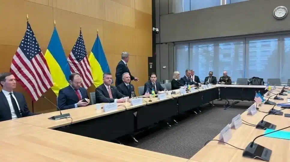 Delegações de Ucrânia e Estados Unidos em reunião em Genebra, na Suíça, 23 de novembro de 2025