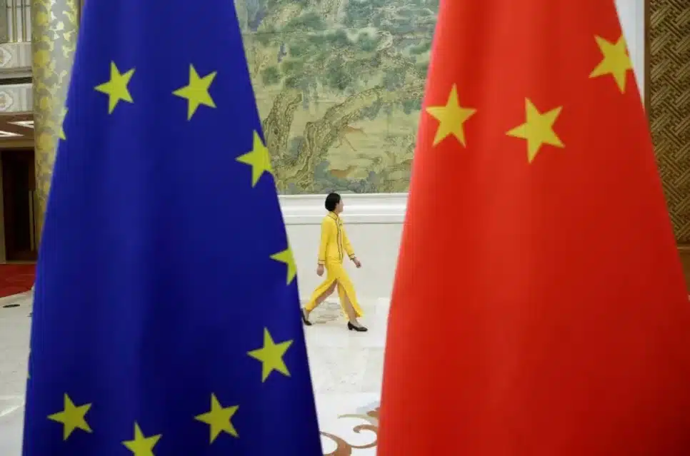 Bandeiras da China e União Europeia