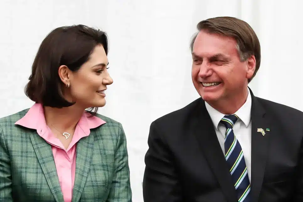 A ex-primeira-dama Michelle Bolsonaro e o ex-presidente Jair Bolsonaro (PL)