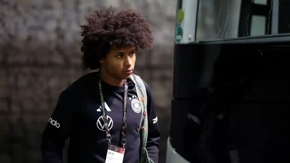 Adeyemi foi multado por porte ilegal de arma