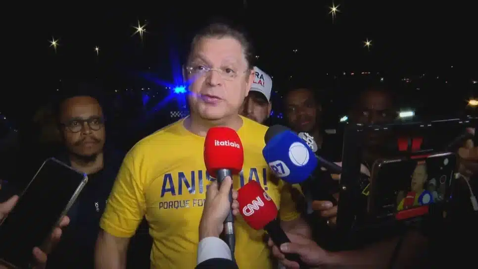 Sóstenes Cavalcante em vigília nos arredores do condomínio onde Jair Bolsonaro cumpria prisão domiciliar, em Brasília, 22 de novembro de 2025