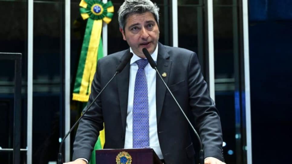 Carlos Portinho no plenário do Senado