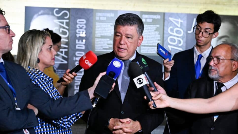 Carlos Viana fala a jornalistas