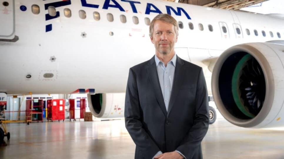 Na imagem, o CEO da Latam Brasil, Jerome Cadier, em frente a um avião da companhia